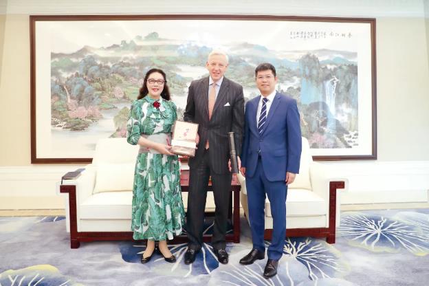 加拿大驻华大使Dominic Barton到访z6尊龙·中国官方网站集团