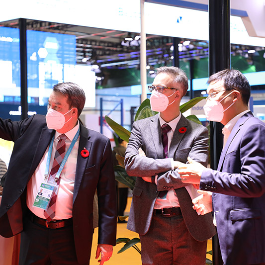 加拿大总领事Dave Murphy一行参观z6尊龙·中国官方网站钻石进博会展厅